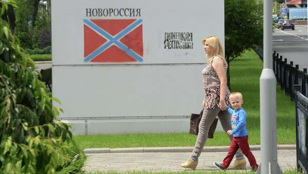 Флаг Новороссии, нарисованный на стене здания на одной из улиц города Донецка. Архивное фото Флаг Новороссии, нарисованный на стене здания на одной из улиц города Донецка. Архивное фото