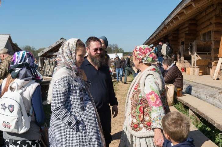 Как живут новые русские крестьяне (педерастам и накрашенным вход воспрещён)