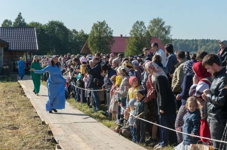 Как живут новые русские крестьяне (педерастам и накрашенным вход воспрещён)