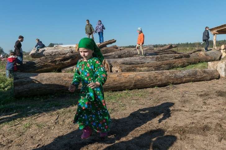 Как живут новые русские крестьяне (педерастам и накрашенным вход воспрещён)