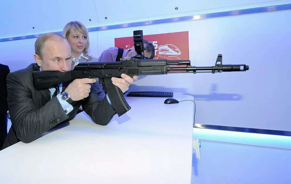 Янки попробовал сломать автомат «Калашникова». У него не получилось