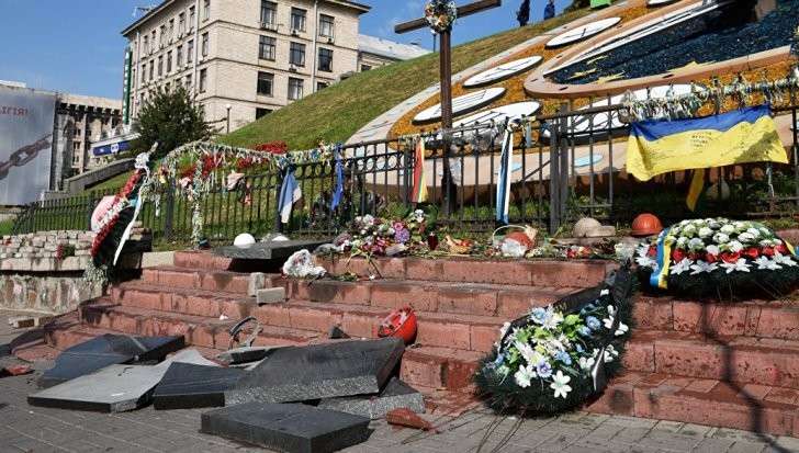Киев: памятник майдаунам небесной сотни разгромили