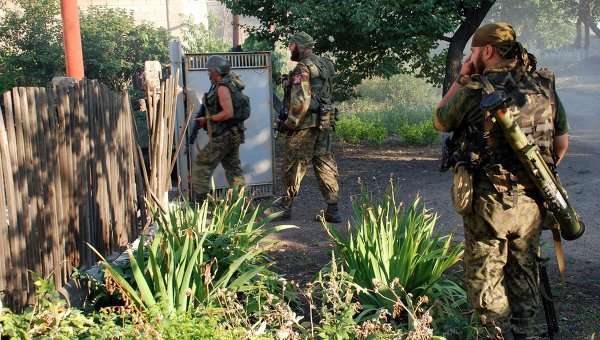 Ополченцы Донецкой народной республики (ДНР) в городе Иловайске. Архивное фото Ополченцы Донецкой народной республики (ДНР) в городе Иловайске. Архивное фото