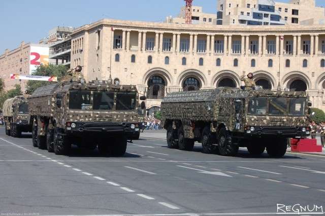 Оперативно-тактический ракетный комплекс «Искандер» на военном параде в Ереване