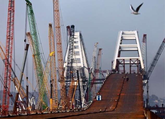 До Крыма осталось установить два пролёта Керченского моста