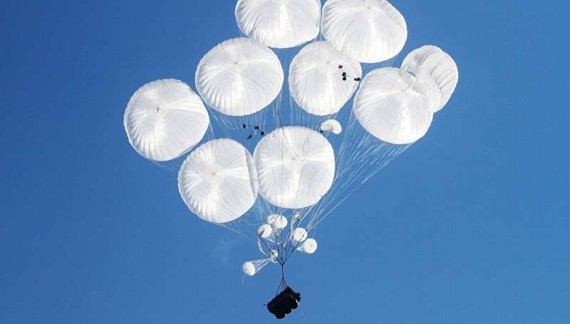 Сравнительный анализ вооружений: какая боевая техника не боится «прыгать» с парашютом?