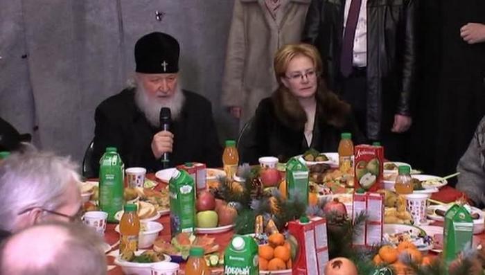 Главпоп всея Москвы Кирилл Гундяев рассказал бездомным о своей бедности
