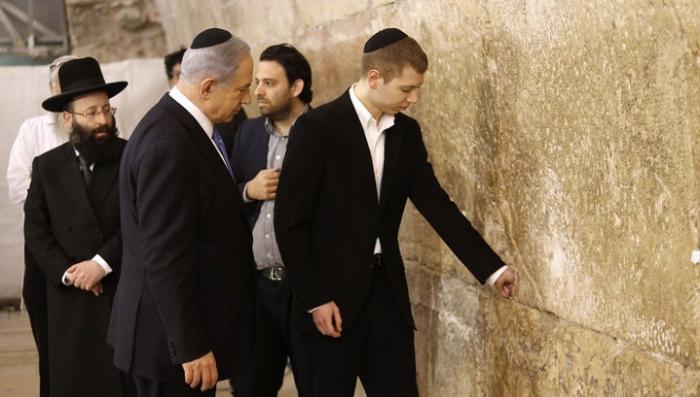 Сын Нетаньяху вызвал скандал в Израиле своими пьяными откровениями в стриптиз-клубе