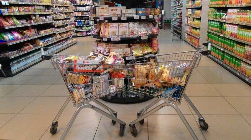 Уфимские активисты набрали полную тележку просроченных товаров в супермаркете