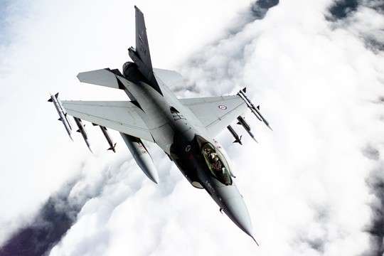  ,       F-16