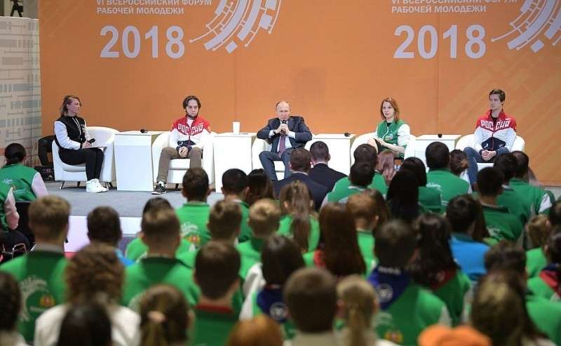 VI Владимир Путин принял участие в VI Всероссийском форуме рабочей молодёжи.