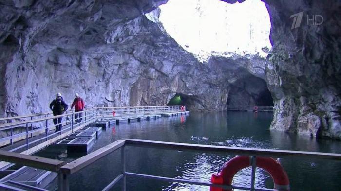 В Карелии удивительные пещеры Рускеальского месторождения завлекают туристов со всего мира
