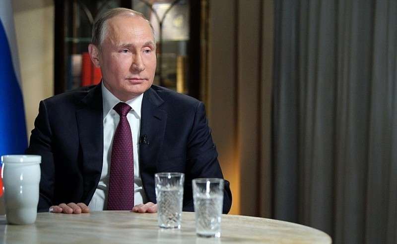 Во время интервью журналисту американского телеканала NBC Мегин Келли.