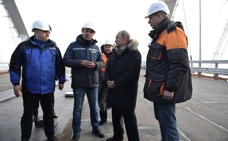 Во время осмотра готового участка автодорожной части Крымского моста.