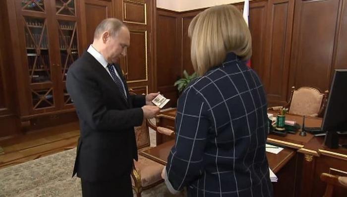 Глава ЦИК вручила Владимиру Путину новое президентское удостоверение