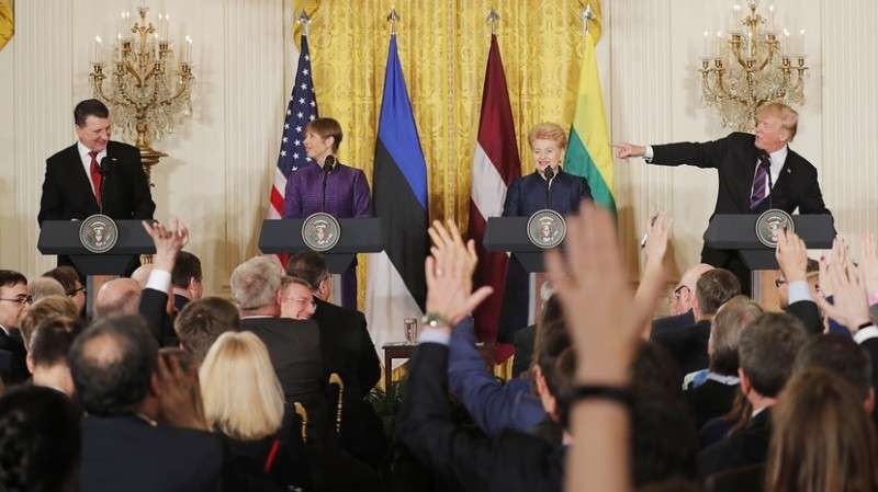 В ходе рабочего ланча Трамп рассказал трем прибалтийским лидерам о