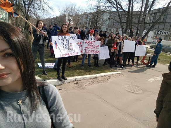В ЛНР пикетируют офис ОБСЕ, требуя освободить российских моряков из лап украинских пиратов | Русская весна