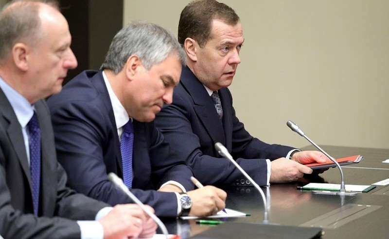 Перед началом совещания с постоянными членами Совета Безопасности. Справа налево: Председатель Правительства Дмитрий Медведев, Председатель Государственной Думы Вячеслав Володин, Секретарь Совета Безопасности Николай Патрушев.