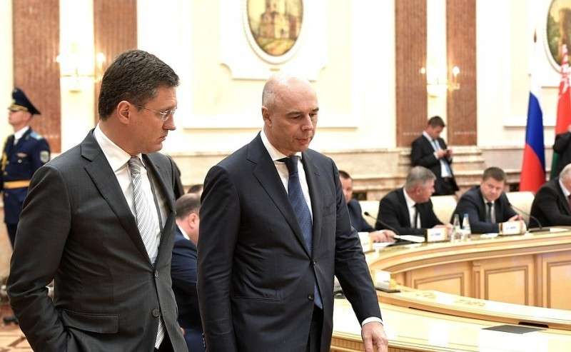 Первый заместитель Председателя Правительства – Министр финансов Антон Силуанов (справа) и Министр энергетики Александр Новак перед началом заседания Высшего Государственного Совета Союзного государства.