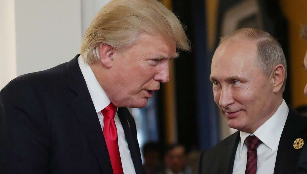 Дональд Трамп признался Владимиру Путину, что на него работают одни дураки