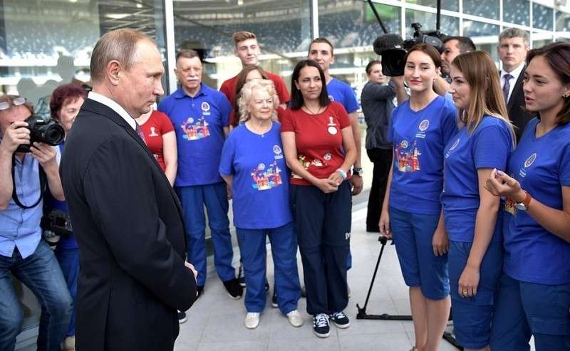 В ходе посещения стадиона «Калининград» Владимир Путин пообщался с волонтёрами чемпионата мира по футболу 2018 года.