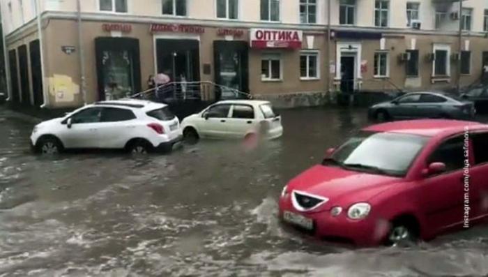 Пермь приходит в себя после урагана: потоп, упавшие деревья и покореженные машины