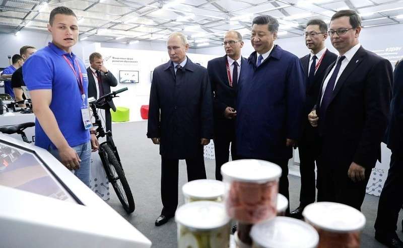 Президент России Владимир Путин и Председатель КНР Си Цзиньпин посетили выставку «Улица Дальнего Востока».