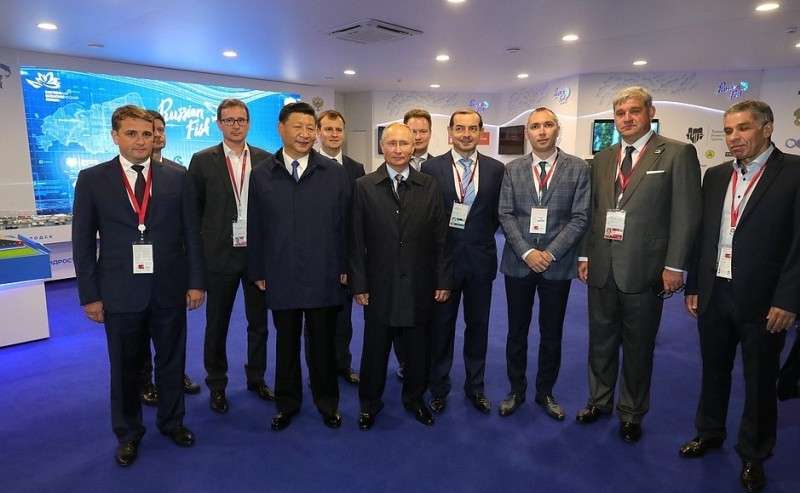 Президент России Владимир Путин и Председатель КНР Си Цзиньпин посетили выставку «Улица Дальнего Востока».
