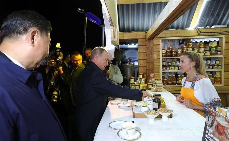 Президент России Владимир Путин и Председатель КНР Си Цзиньпин посетили выставку «Улица Дальнего Востока».
