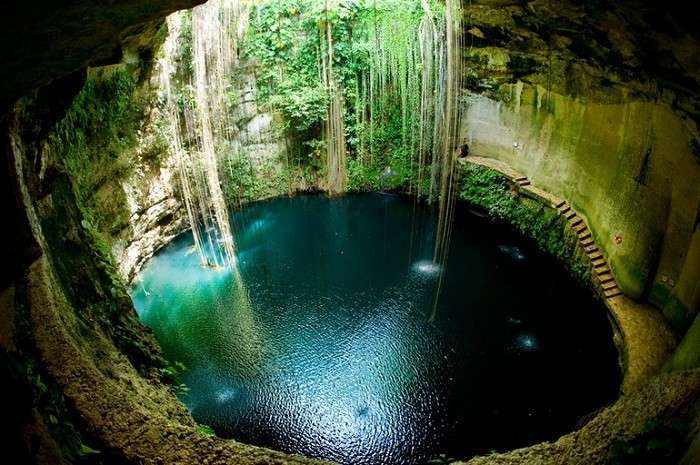 Подземный источник - сеноте (Мексика).