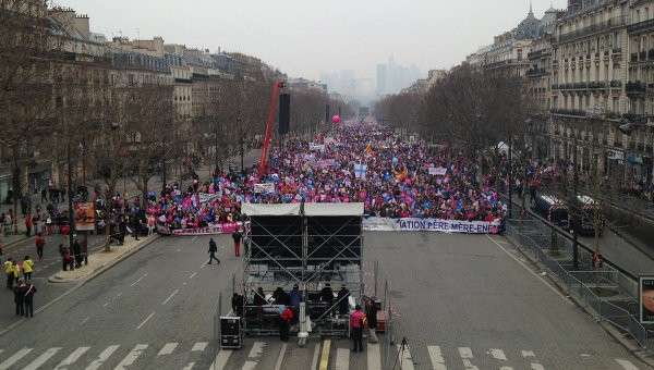 Акция протеста против однополых браков в Париже. Архивное фото Акция протеста против однополых браков в Париже. Архивное фото