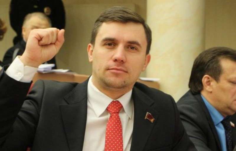 Чиновница Екатерина Лахова живёт в своем прекрасном мирке и ей плевать на народ