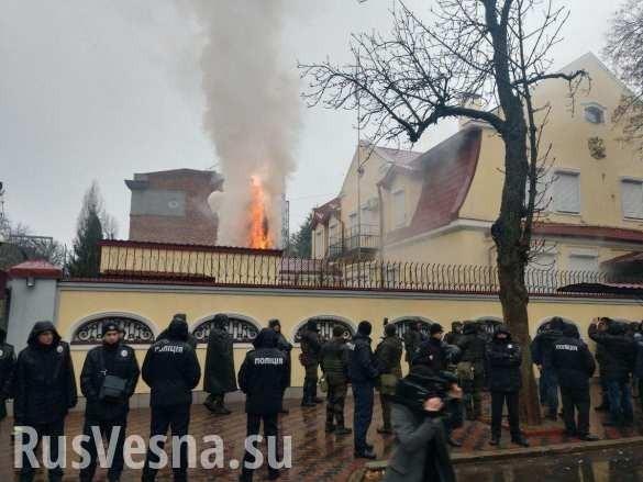В Харькове неонацисты подожгли российское консульство