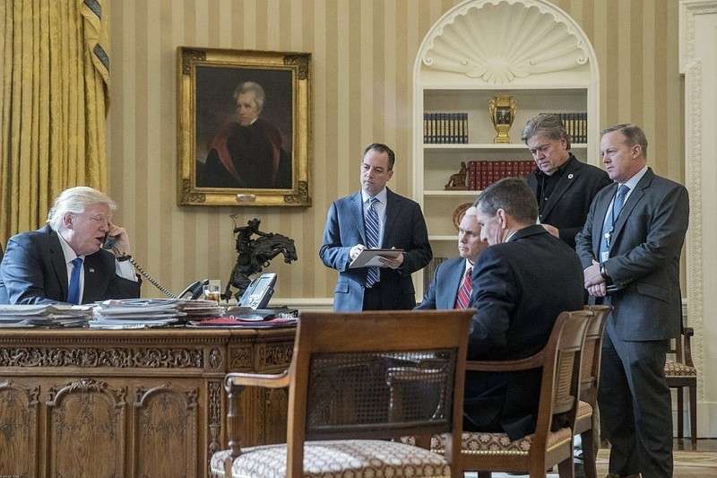 Телефонный разговор Дональда Трампа в Белом доме. Фото: EAST NEWS