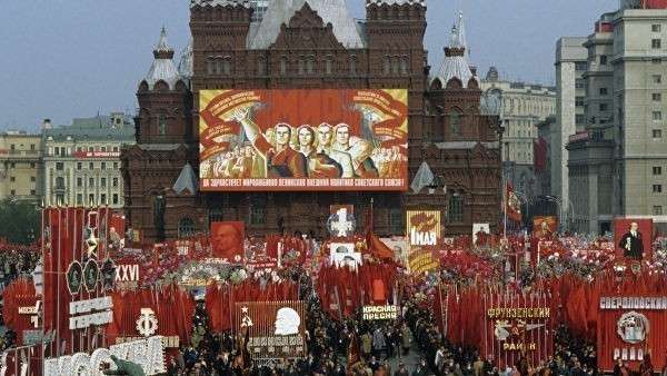 Первомайская демонстрация на Красной площади Первомайская демонстрация на Красной площади