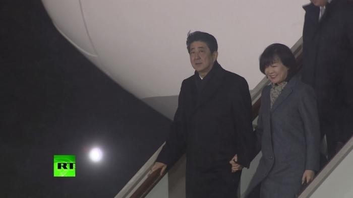Премьер Японии Синдзо Абэ прибыл в Москву на переговоры с Владимиром Путиным