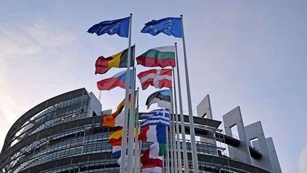 Флаги европейских государств перед зданием Европейского парламента в Страсбурге. Архивное фото Флаги европейских государств перед зданием Европейского парламента в Страсбурге. Архивное фото