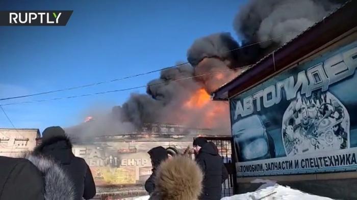 На Сахалине пожар в торговом центре «Океан» полностью уничтожил здание