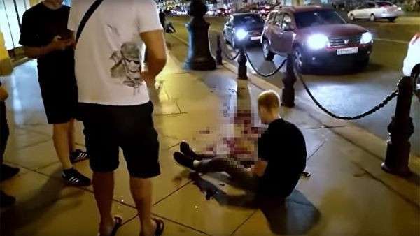 Мужчина, раненый в результате понажовщины на Невском проспекте в Санкт-Петербурге Мужчина, раненый в результате понажовщины на Невском проспекте в Санкт-Петербурге