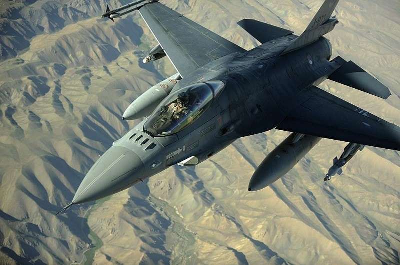  : F-16        