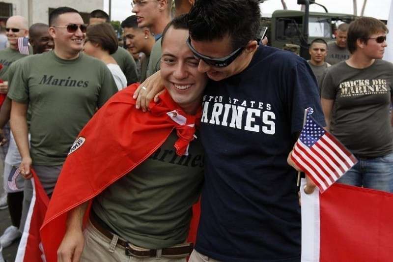 Солдат США превращают в чувствительных трансгендеров