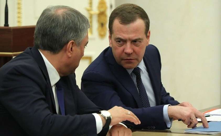 Председатель Правительства Дмитрий Медведев (справа) и Председатель Государственной Думы Вячеслав Володин перед началом совещания с постоянными членами Совета Безопасности.