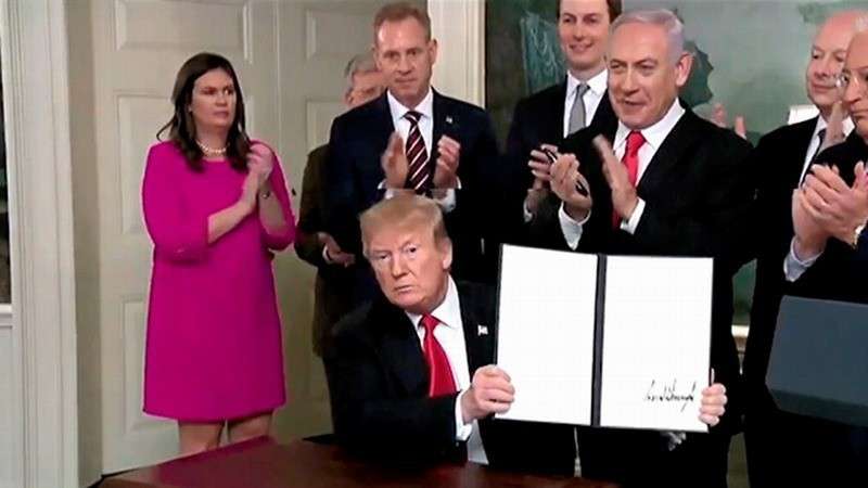 Трамп подписал декларацию о признании суверенитета Израиля над оккупированными Голанскими высотами