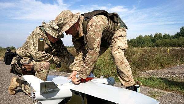 Украинские военные с беспилотным летательным аппаратом на Яворивском полигоне во Львовской области. 11 сентября 2018 Украинские военные с беспилотным летательным аппаратом на Яворивском полигоне во Львовской области. 11 сентября 2018