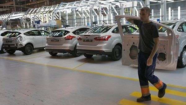 Рабочий в цехе завода Ford Sollers во Всеволжске Рабочий в цехе завода Ford Sollers во Всеволжске
