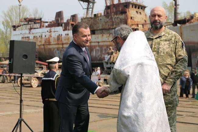 В Киеве для ВМС Украины с пафосом спустили на воду... новый рыболовный траулер