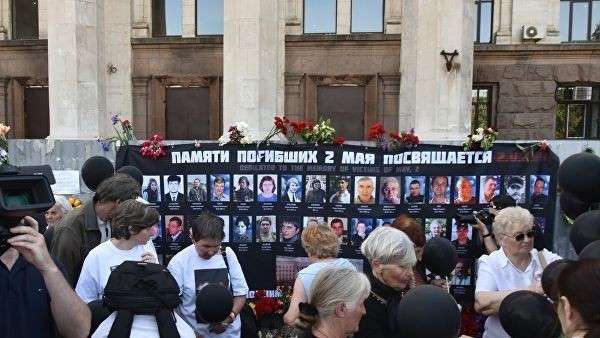 Траурные мероприятия у Дома профсоюзов на площади Куликово поле в Одессе в память о погибших при пожаре 2 мая 2014 Траурные мероприятия у Дома профсоюзов на площади Куликово поле в Одессе в память о погибших при пожаре 2 мая 2014