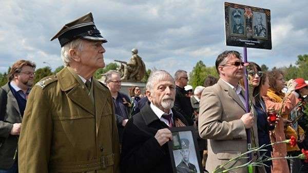 Участники акции Бессмертный полк на военно-мемориальном кладбище в Варшаве. 7 мая 2019 Участники акции Бессмертный полк на военно-мемориальном кладбище в Варшаве. 7 мая 2019