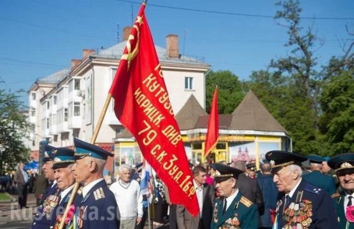 Житомир вышел на День Победы с красными флагами, наплевав на запреты еврейской хунты Украины