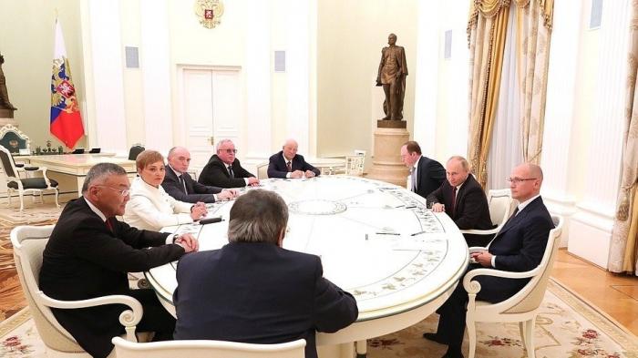 Владимир Путин встретился с бывшими главами регионов Российской Федерации